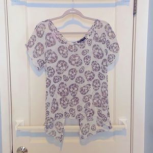 Skull asymmetrical key hole top. Size small.